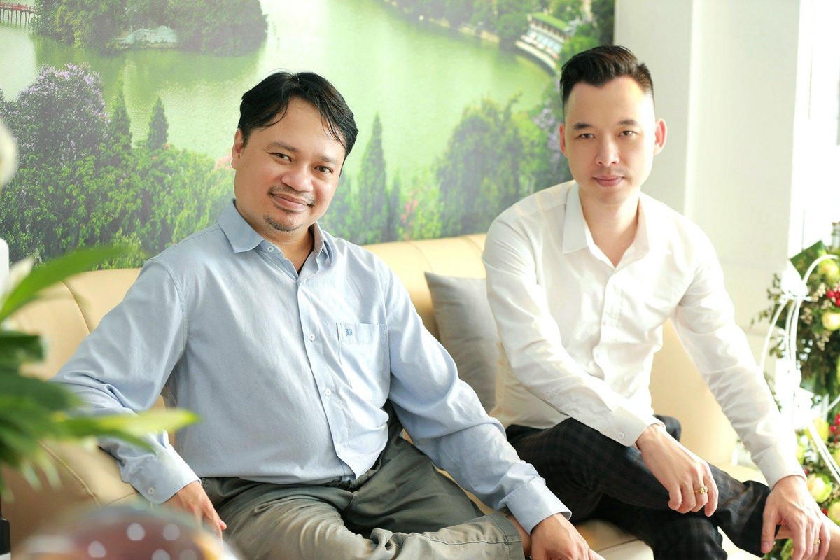 Doanh nhân Phạm Hùng Kim (phải) và doanh nhân Lê Duy Đông, sáng lập kiêm CEO Phuong Dong Audio (trái).
