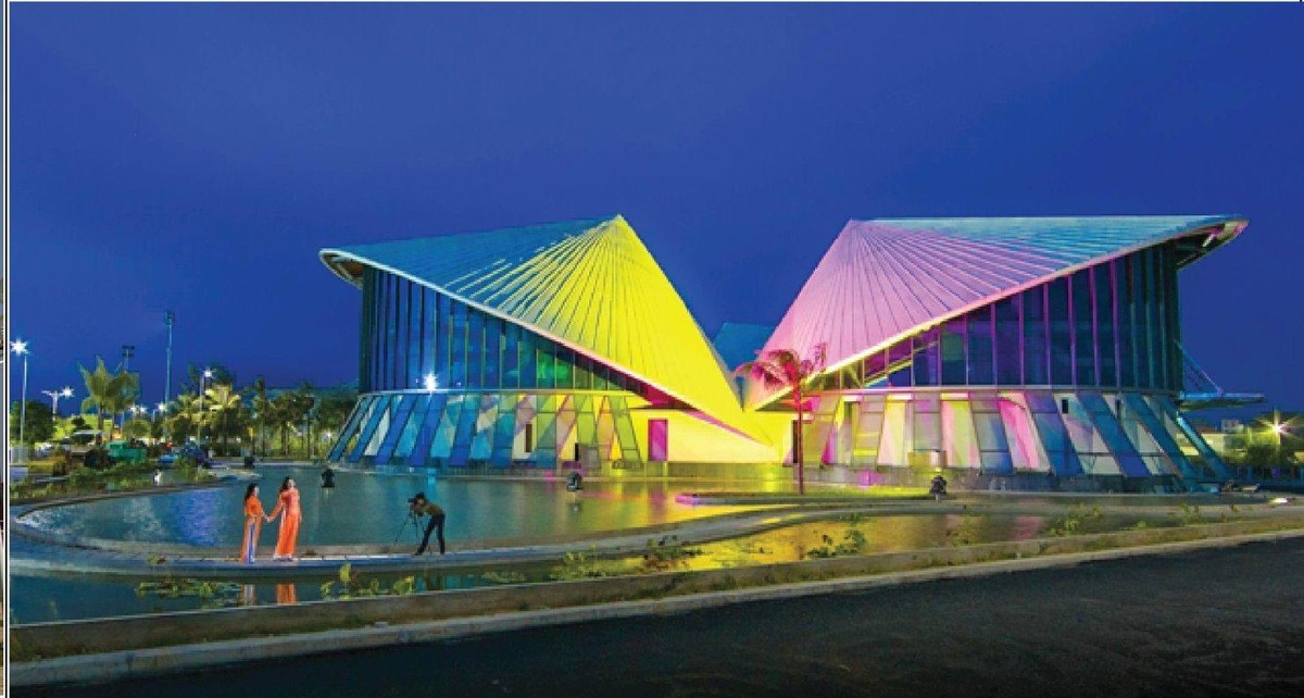 Được trang bị hệ thống âm thanh ánh hiện đại bậc nhất, nhà hát Cao Văn Lầu trở thành trung tâm đờn ca tài tử của cả nước.