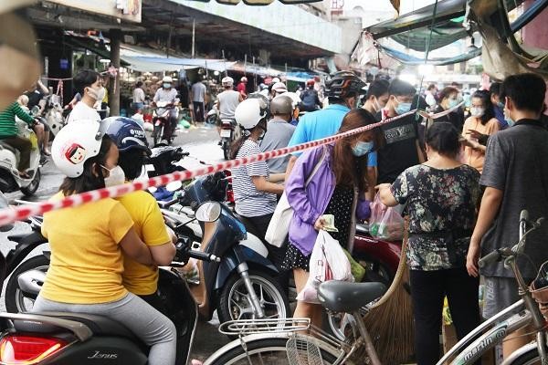 Do lượng khách mua đông nên giá các thực phẩm tại đây cũng tăng cao hơn ngày thường. (Ảnh: Lê Toàn Do lượng khách mua đông nên giá các thực phẩm tại đây cũng tăng cao hơn ngày thường. (Ảnh: Lê Toàn