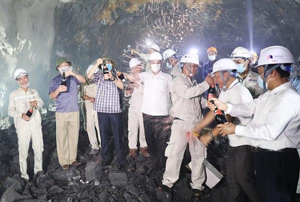 Sau 4 tháng thi công, nhánh phải - nhánh đầu tiên của đường hầm xuyên núi Hạ Long - Cẩm Phả đã được thông hầm. Ảnh: Đỗ Phương. Sau 4 tháng thi công, nhánh phải - nhánh đầu tiên của đường hầm xuyên núi Hạ Long - Cẩm Phả đã được thông hầm. Ảnh: Đỗ Phương.