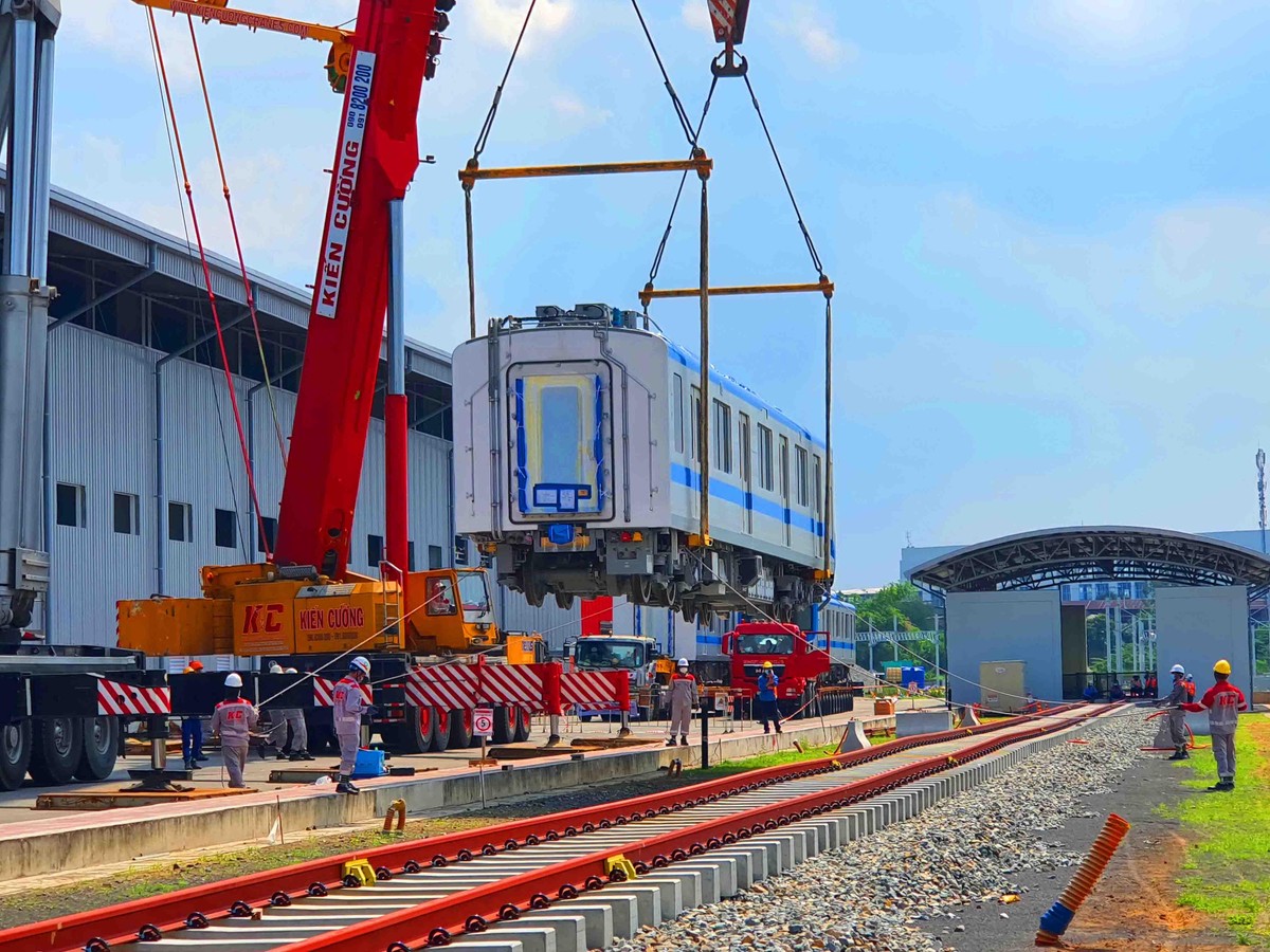 Theo dự kiến từ ngày 14 đến ngày 16/7, hai đoàn tàu này sẽ được đặt lên ray T1.