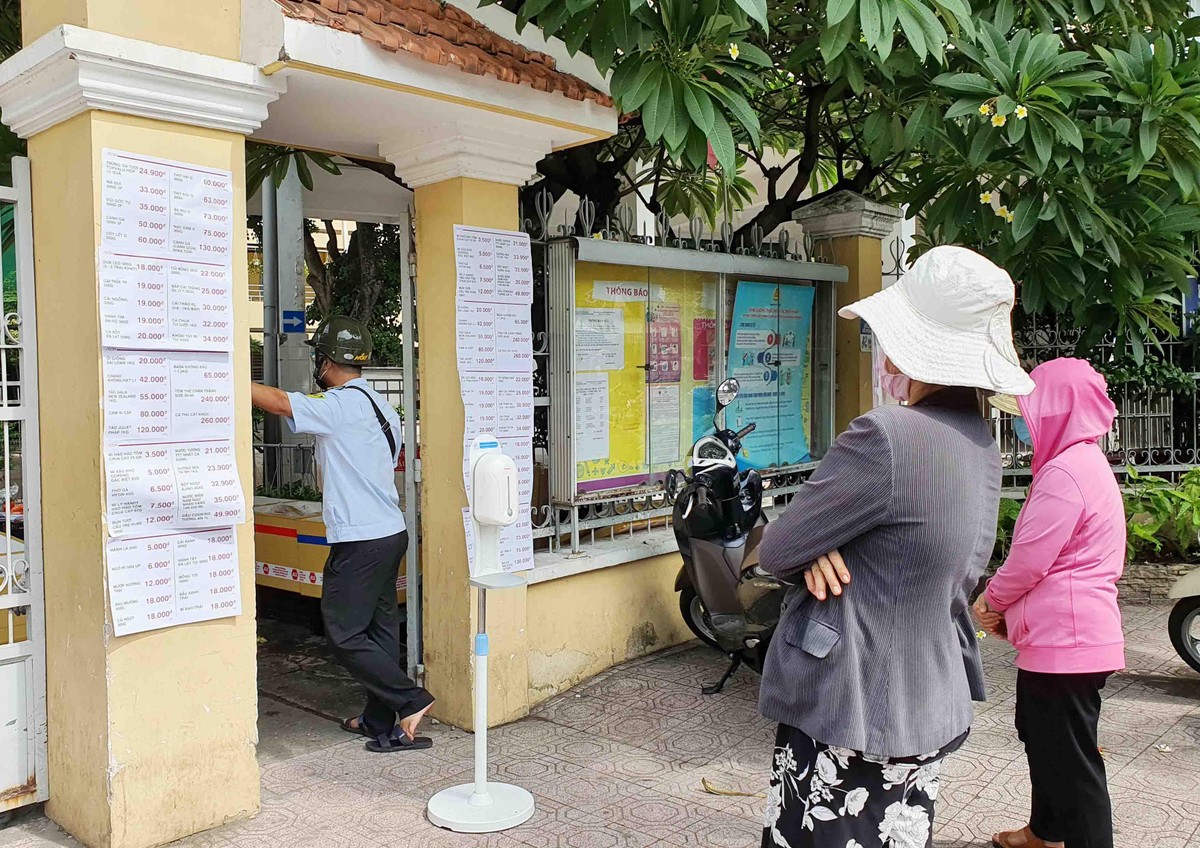 Tên và giá các mặt hàng thiết yếu được niêm yết để khách hàng nhanh chóng quyết định trước khi đến lượt.