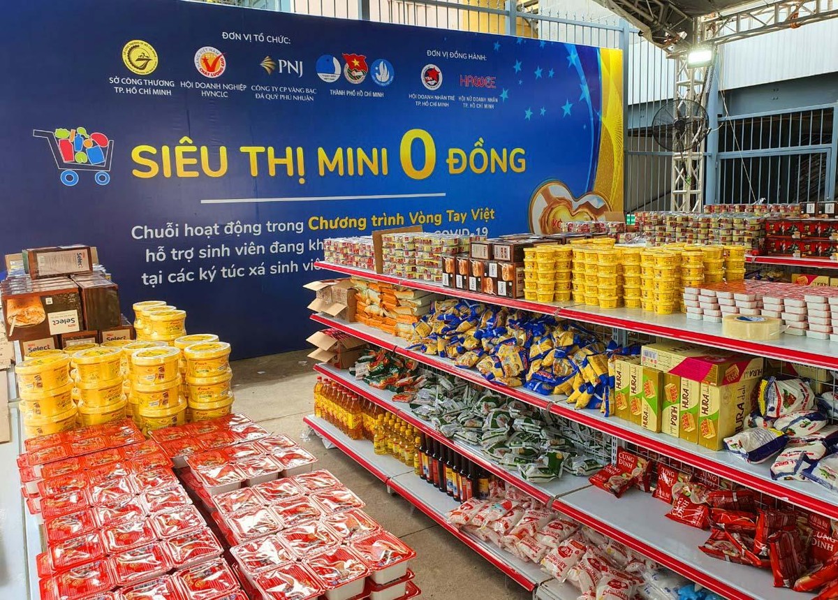 Siêu thị luôn đầy ắp các sản phẩm thiết yếu.