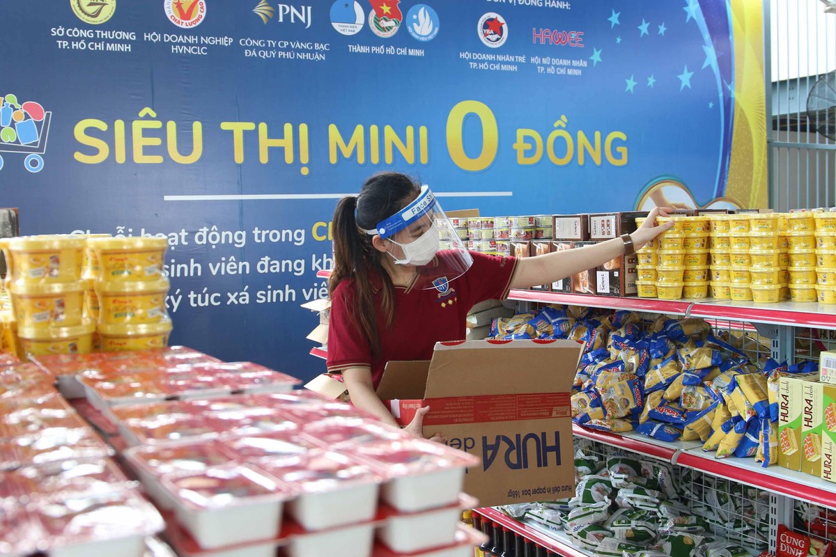 Bạn Lan Anh, sinh viên trường Nguyễn Tất Thành tình nguyện viên đi siêu thị dùm cho các bạn đang ở ký túc xá.