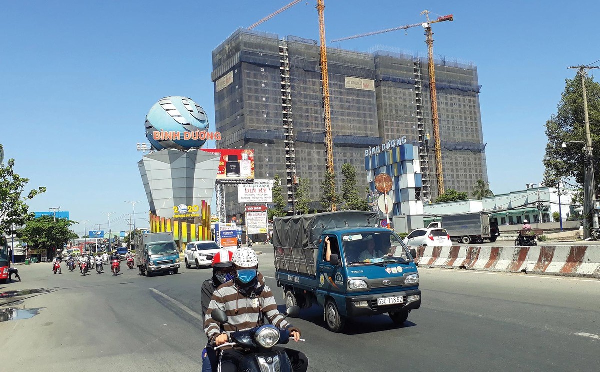 Dự án Roxana Plaza tọa lạc ngay quốc lộ 13, gần cổng chào tỉnh Bình Dương. Ảnh: Việt Dũng Dự án Roxana Plaza tọa lạc ngay quốc lộ 13, gần cổng chào tỉnh Bình Dương. Ảnh: Việt Dũng