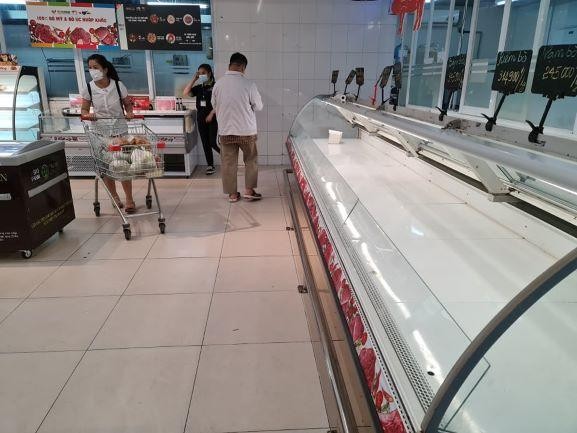 Quầy thịt tại Siêu thị Vinmart, Time City lúc 20h tối 18/7 đã được bán hết. Quầy thịt tại Siêu thị Vinmart, Time City lúc 20h tối 18/7 đã được bán hết.