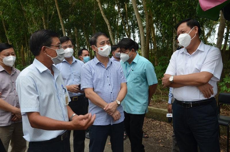 Thứ trưởng Bộ Y tế Đỗ Xuân Tuyên (phải) và Bí thư Tỉnh ủy Nghiêm Xuân Thành (thứ 2 từ phải sang) kiểm tra thực tế tại khu cách ly tập trung Trường Cao đẳng Luật Miền Nam. (Ảnh: Hồng Diễm. Nguồn: baohaugiang.com.vn) Thứ trưởng Bộ Y tế Đỗ Xuân Tuyên (phải) và Bí thư Tỉnh ủy Nghiêm Xuân Thành (thứ 2 từ phải sang) kiểm tra thực tế tại khu cách ly tập trung Trường Cao đẳng Luật Miền Nam. (Ảnh: Hồng Diễm. Nguồn: baohaugiang.com.vn)