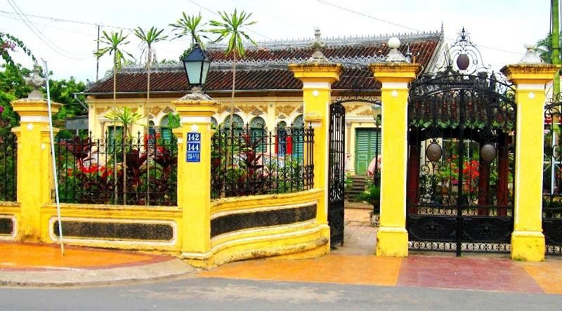 Nhà cổ Bình Thủy tọa lạc tại số 142/144 Bùi Hữu Nghĩa, Bình Thủy, Cần Thơ. Đây là điếm đến không thể bỏ qua đối với nhiều du khách khi khám phá thành phố Cần Thơ.