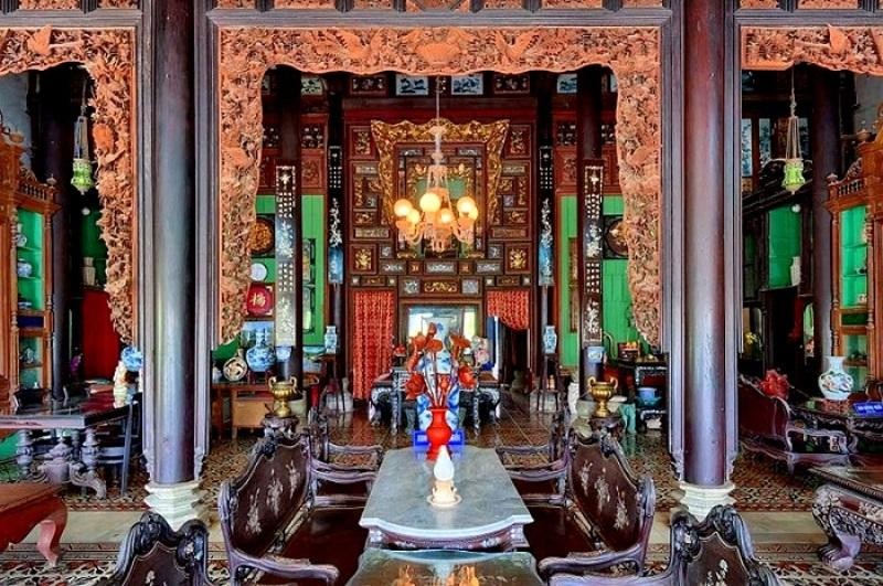 Tuy kiến trúc ngôi nhà, phòng khách bài trí theo phong cách Châu Âu, nhưng nơi quan trọng nhất là gian thờ lại thuần Việt. Điều này cho thấy có sự giao tiếp văn hóa Đông-Tây một cách hài hòa, chọn lọc thể hiện thị hiếu thẩm mỹ tinh tường của chủ nhân.