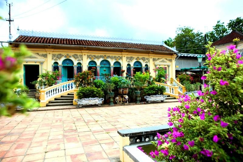 Ngôi nhà được xây dựng trên tổng diện tích khoảng 6.000m2 theo hướng Đông Tây với nền nhà cao hơn 1m so với sân vườn. Khu nhà được bao bọc bởi cây cảnh được cắt tỉa chu đáo, hoa nở rộ bốn mùa. Khiến cho ngôi nhà vừa mang nét hoài cổ kính đáo vừa sống động, thơ mộng và tươi mới.