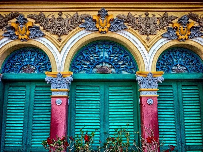 Ngay khi đứng bên trong sân và nhìn lên mặt tiền ngôi nhà cổ, du khách sẽ không khỏi trầm trồ vì vẻ đẹp tinh tế của những đường nét trang trí từ cột, vòm cửa sắt cho đến các họa tiết đắp nổi vẫn còn được lưu giữ khá nguyên vẹn.