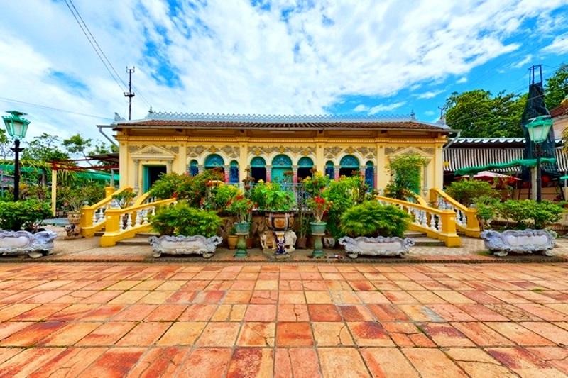 Khác biệt với nhiều những ngôi nhà khác, mặt tiền nhà cổ Bình Thủy không có cầu thang đi lên trực tiếp mà được thiết kế hai bên, chính giữa hai cầu thang là những cây hoa kiểng án ngữ thể hiện quan niệm phong thủy của người phương Đông. Đặc biệt, trước mặt tiền là hai cây đèn được đúc bằng đồng thời Pháp tại hai lối cầu thang lên xuống của hai bên ngôi nhà.