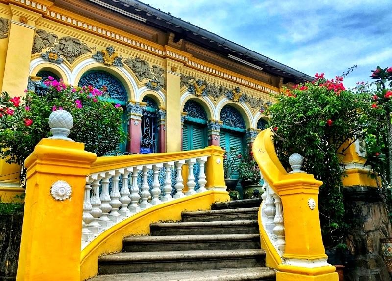 Đi lên cầu thang qua mặt tiền vào trong ngôi nhà là hệ thống một loạt cửa sổ, đảm bảo độ thông thoáng cho ngôi nhà. Từng cột trụ bằng lim cho đến cách bài trí các phòng, nội thất đều được gia chủ sắp xếp theo luật đối xứng có âm có dương, có tả có hữu và có tiền có hậu rất tinh tế. Toàn bộ gạch lát nền đều được vận chuyển trực tiếp từ Pháp về.