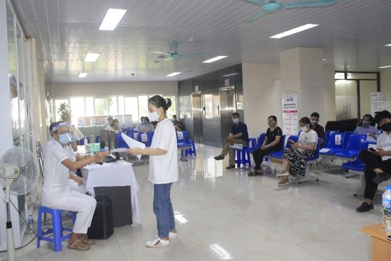 Bệnh viện E đảm bảo khoảng cách khi tiêm chủng. Bệnh viện E đảm bảo khoảng cách khi tiêm chủng.