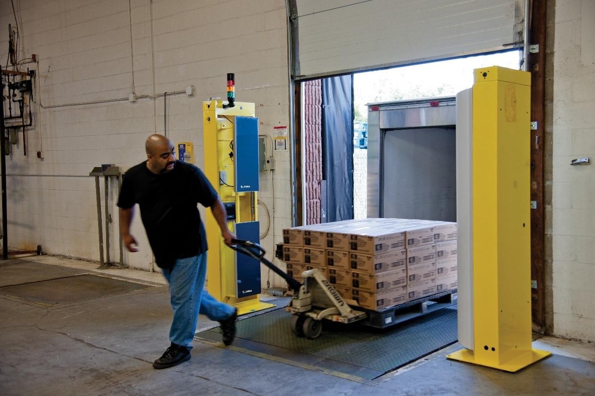 Công nghệ RFID triển khai tại cửa ra vào của nhà xưởng.