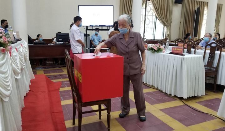 Các hộ dân bỏ phiếu chọn nhà đầu tư thực hiện dự án. Các hộ dân bỏ phiếu chọn nhà đầu tư thực hiện dự án.