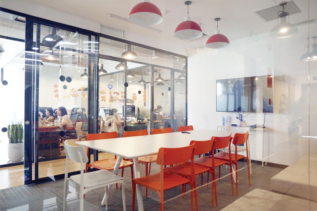 Việc giãn cách chỗ ngồi tối thiểu làm giảm đáng kể ý nghĩa linh hoạt của mô hình co-working space (ảnh chụp trước thời gian giãn cách xã hội). Ảnh: Việt Dũng Việc giãn cách chỗ ngồi tối thiểu làm giảm đáng kể ý nghĩa linh hoạt của mô hình co-working space (ảnh chụp trước thời gian giãn cách xã hội). Ảnh: Việt Dũng