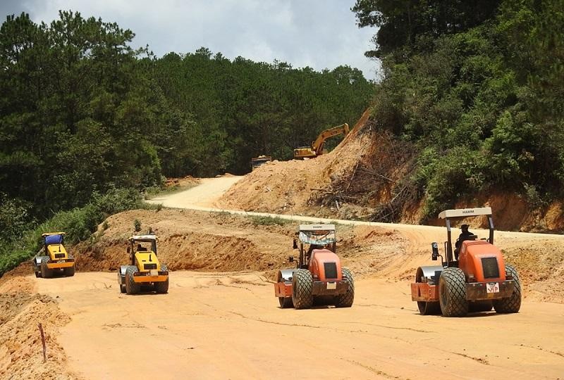 Thi công nền đường đoạn gói thầu số 5. (Ảnh Khoa Điềm/VOV).