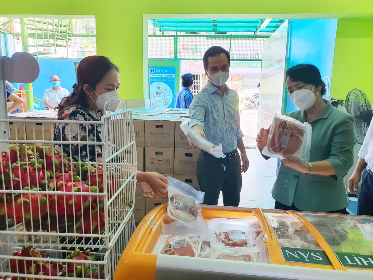 Ông Nguyễn Thành Nhân (giữa)Tổng giám đốc Grove Fresh đang giới thiệu các sản phẩm của mô hình mới tới Bà Trần Kim Yến (phải) Bí thư Quận ủy quận 1.