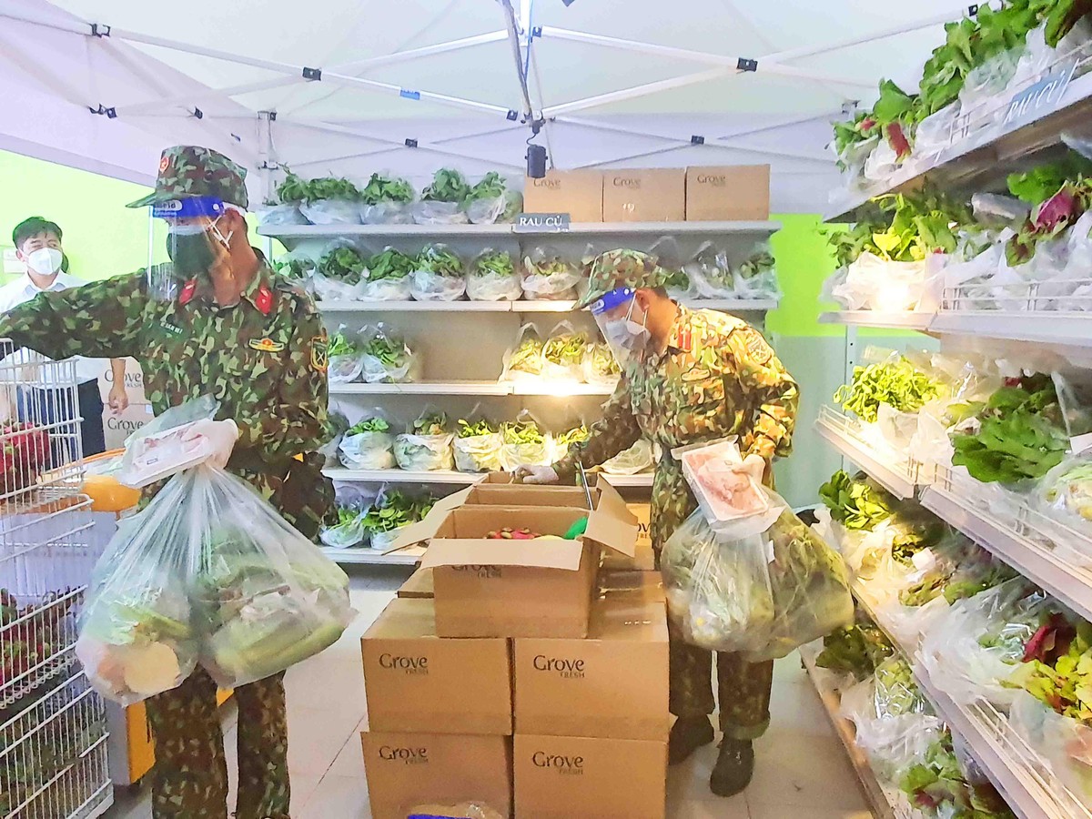 Vào thời điểm, đơn hàng nhiều các chiến sỹ vào giúp đi chợ cho dân.