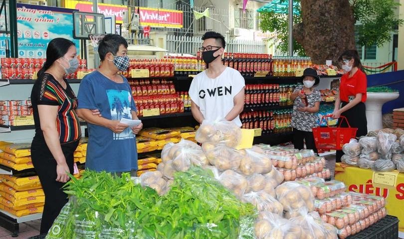 Mỗi siêu thị có hơn 60 mặt hàng được sắp xếp khoa học, ngay ngắn trên kệ từ thực phẩm khô, đến các thực phẩm tươi, gia vị, rau củ quả… trong đó có nhiều sản phẩm OCOP (mỗi xã một sản phẩm) của Hà Nội. Mỗi siêu thị có hơn 60 mặt hàng được sắp xếp khoa học, ngay ngắn trên kệ từ thực phẩm khô, đến các thực phẩm tươi, gia vị, rau củ quả… trong đó có nhiều sản phẩm OCOP (mỗi xã một sản phẩm) của Hà Nội.