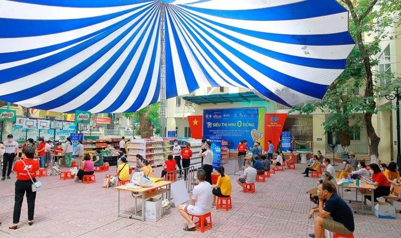 1.007 trường hợp của quận Đống Đa sẽ được nhận hỗ trợ từ Siêu thị mini 0 đồng này, với giá trị trung bình mỗi suất quà là 400.000 đồng. 1.007 trường hợp của quận Đống Đa sẽ được nhận hỗ trợ từ Siêu thị mini 0 đồng này, với giá trị trung bình mỗi suất quà là 400.000 đồng.