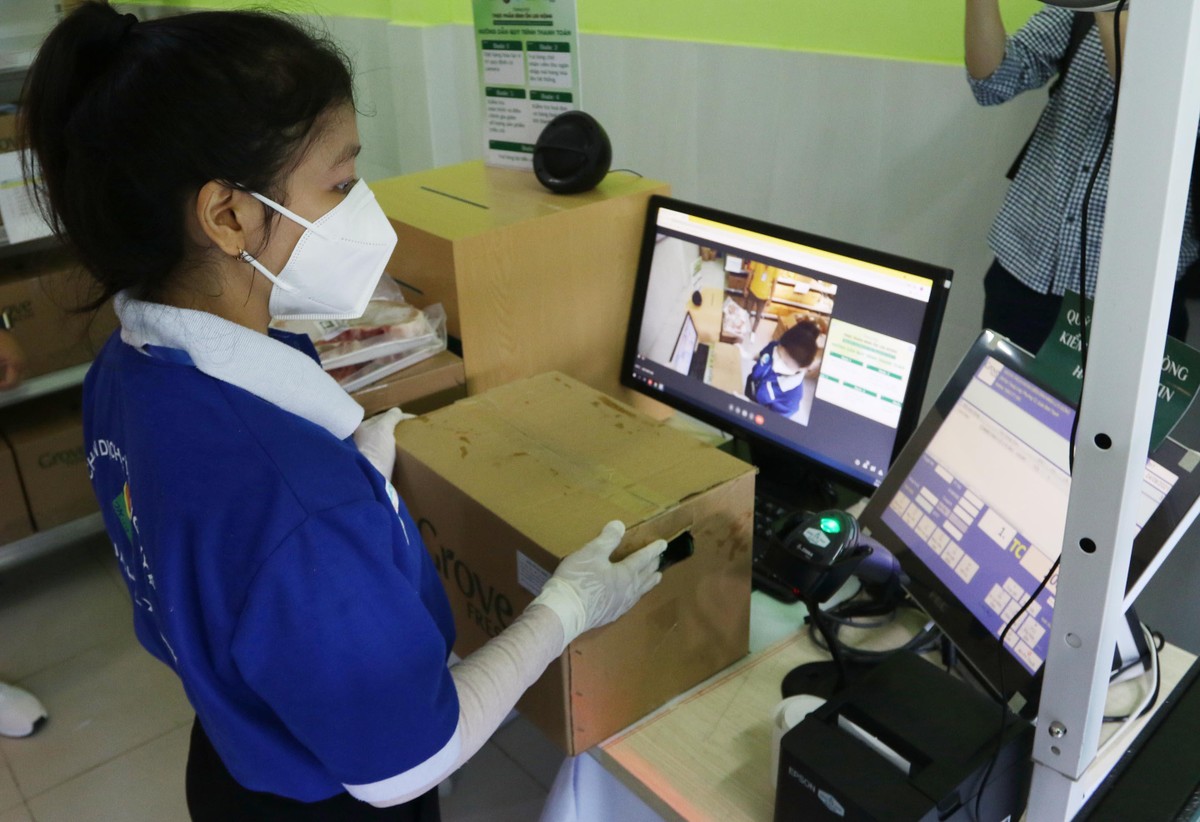 Sau đó người mua, tự tính tiền tại quầy sẽ có camera hướng dẫn theo từng bước.