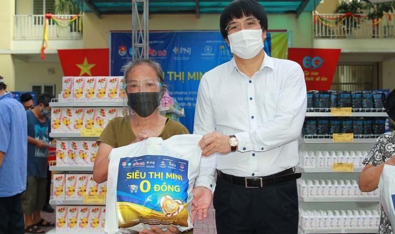 Hai là, mua hàng trực tiếp tại siêu thị. Các trường hợp mua hàng trực tiếp sẽ được ban tổ chức, UBND các phường phát phiếu mua hàng, thông báo thời gian và chia theo khung giờ để đảm bảo phòng chống dịch. Hai là, mua hàng trực tiếp tại siêu thị. Các trường hợp mua hàng trực tiếp sẽ được ban tổ chức, UBND các phường phát phiếu mua hàng, thông báo thời gian và chia theo khung giờ để đảm bảo phòng chống dịch.