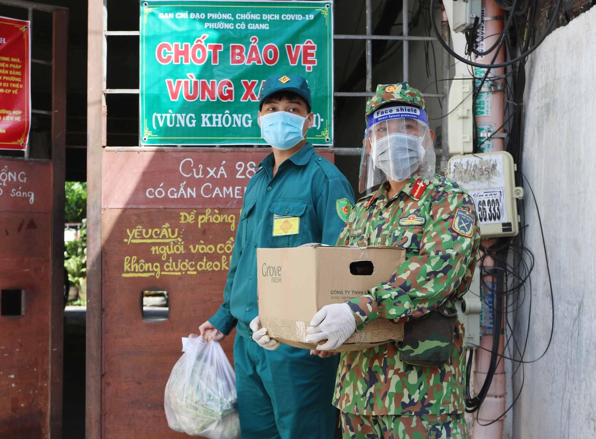 Kiên nhẫn đợi khách.