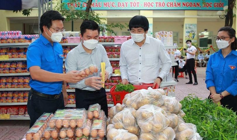 Trước đó, trên địa bàn Hà Nội đã có 5 siêu thị mini 0 đồng tại Bắc Từ Liêm, Hai Bà Trưng, Tây Hồ, Hoàng Mai và Cầu Giấy, được tổ chức vận hành bởi Công ty cổ phần Vàng Bạc Đá Quý Phú Nhuận (PNJ). Đã có hơn 10.000 người lao động nghèo và sinh viên có hoàn cảnh khó khăn được nhận hỗ trợ từ các siêu thị mini 0 đồng này. Trước đó, trên địa bàn Hà Nội đã có 5 siêu thị mini 0 đồng tại Bắc Từ Liêm, Hai Bà Trưng, Tây Hồ, Hoàng Mai và Cầu Giấy, được tổ chức vận hành bởi Công ty cổ phần Vàng Bạc Đá Quý Phú Nhuận (PNJ). Đã có hơn 10.000 người lao động nghèo và sinh viên có hoàn cảnh khó khăn được nhận hỗ trợ từ các siêu thị mini 0 đồng này.