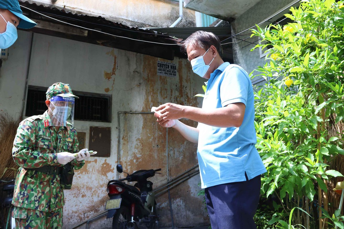 Khách trả tiền và nhận hóa đơn.