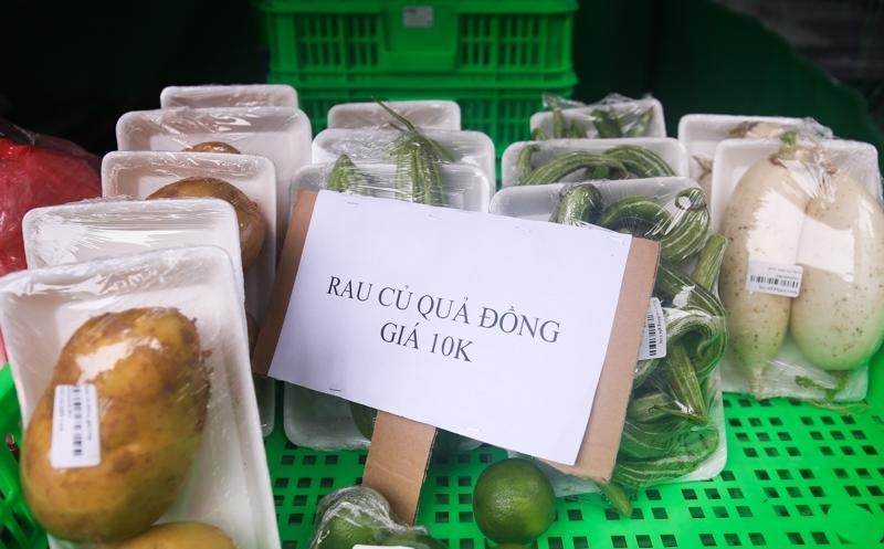 Các loại rau, củ, quả đóng khay đồng giá 10.000 đồng.