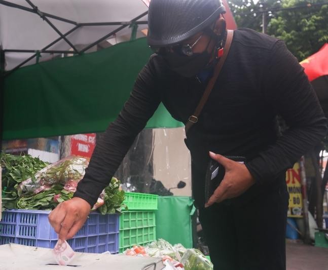 Dù không có nhân viên giám sát song ý thức người dân rất cao, trung thực khi mua hàng.