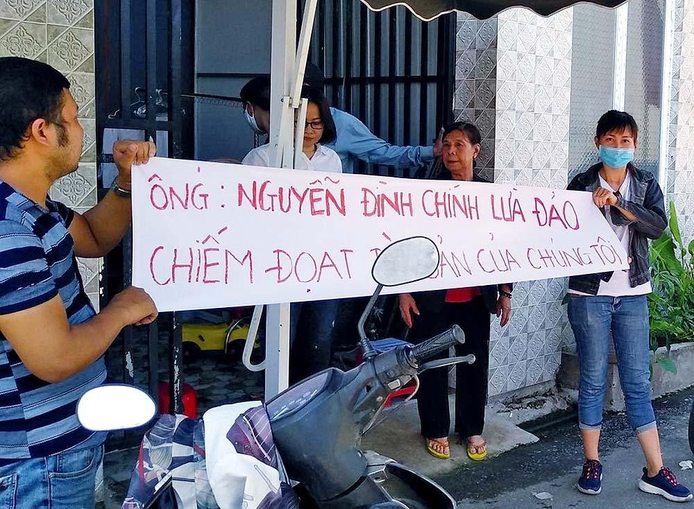 Người dân căng băng-rôn tố cáo Nguyễn Đình Chính Người dân căng băng-rôn tố cáo Nguyễn Đình Chính