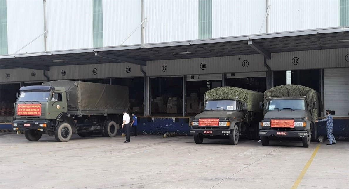 Lực lượng bộ đội thuộc Bộ Tư lệnh Vùng 2 - Quân chủng Hải Quân đã có mặt hỗ trợ tổng kho Saigon Co.op tại Bình Dương sáng 26/8. Lực lượng bộ đội thuộc Bộ Tư lệnh Vùng 2 - Quân chủng Hải Quân đã có mặt hỗ trợ tổng kho Saigon Co.op tại Bình Dương sáng 26/8.