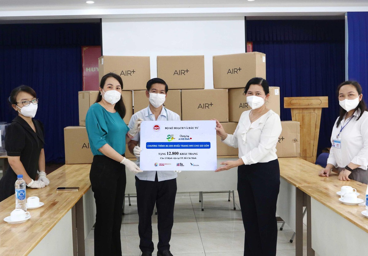 Bà Nguyễn Thị Toại,Trưởng đại diện Văn phòng phía Nam Bộ Kế hoạch và Đầu tư tại TP.HCM và ông Đào Minh Chánh, Phó giám đốc Sở Kế hoạch và Đầu Tư TP.HCM trao số khẩu trang cho bà Nguyễn Thị Huỳnh Mai ( cầm bảng, phải) Chánh Văn phòng Sở Y tế TP.HCM. Ảnh: Lê Toàn Bà Nguyễn Thị Toại,Trưởng đại diện Văn phòng phía Nam Bộ Kế hoạch và Đầu tư tại TP.HCM và ông Đào Minh Chánh, Phó giám đốc Sở Kế hoạch và Đầu Tư TP.HCM trao số khẩu trang cho bà Nguyễn Thị Huỳnh Mai ( cầm bảng, phải) Chánh Văn phòng Sở Y tế TP.HCM. Ảnh: Lê Toàn