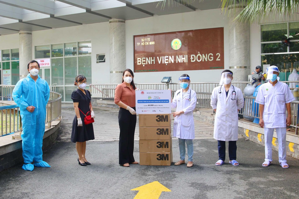 Bác sỹ Đỗ Thị Thúy Hằng (cầm bảng, phải) Khoa Tim Mạch của Bệnh viện Nhi đồng 2, nhận số khẩu trang từ bà Nguyễn Thị Toại, Trưởng đại diện Văn phòng phía Nam Bộ Kế hoạch và Đầu tư tại TP.HCM vào sáng 30/8. Ảnh: Lê Toàn Bác sỹ Đỗ Thị Thúy Hằng (cầm bảng, phải) Khoa Tim Mạch của Bệnh viện Nhi đồng 2, nhận số khẩu trang từ bà Nguyễn Thị Toại, Trưởng đại diện Văn phòng phía Nam Bộ Kế hoạch và Đầu tư tại TP.HCM vào sáng 30/8. Ảnh: Lê Toàn