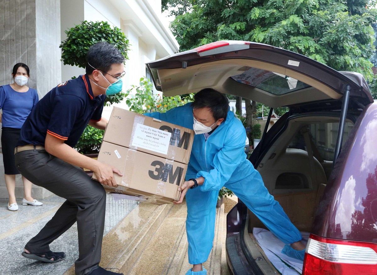 Ths.Bs Nguyễn Thị Huỳnh Mai, Chánh Văn phòng Sở Y tế TP.HCM cho biết, số khẩu trang Sở nhận hôm nay sẽ nhanh chóng chuyển ngay tới 13 bệnh viện tuyến đầu chống dịch. Ảnh: Lê Toàn Ths.Bs Nguyễn Thị Huỳnh Mai, Chánh Văn phòng Sở Y tế TP.HCM cho biết, số khẩu trang Sở nhận hôm nay sẽ nhanh chóng chuyển ngay tới 13 bệnh viện tuyến đầu chống dịch. Ảnh: Lê Toàn