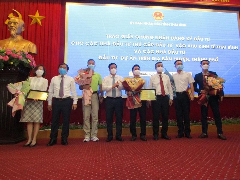 Lãnh đạo tỉnh Thái Bình trao Quyết định chủ trương đầu tư, Giấy chứng nhận đăng ký đầu tư cho 5 dự án trên các lĩnh vực công nghệp, nông nghiệp, đô thị.