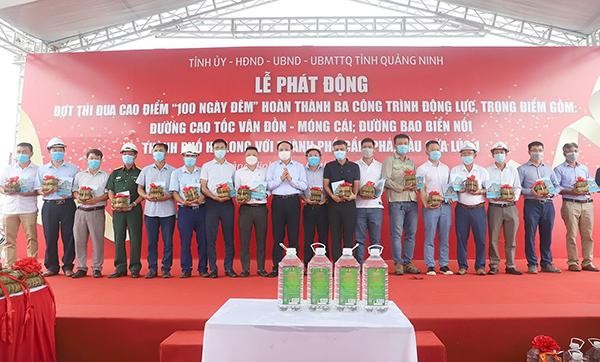 Bí thư Tỉnh ủy Quảng Ninh, ông Nguyễn Xuân Ký tặng quà cán bộ, công nhân tham gia thi công các dự án trọng điểm nhân dịp Quốc khánh. Bí thư Tỉnh ủy Quảng Ninh, ông Nguyễn Xuân Ký tặng quà cán bộ, công nhân tham gia thi công các dự án trọng điểm nhân dịp Quốc khánh.