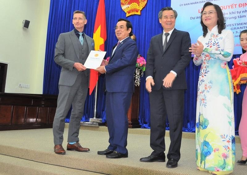 Lãnh đạo Bạc Liêu trao giấy chứng nhận cho chủ đầu tư Dự án khí LNG Bạc liêu Lãnh đạo Bạc Liêu trao giấy chứng nhận cho chủ đầu tư Dự án khí LNG Bạc liêu