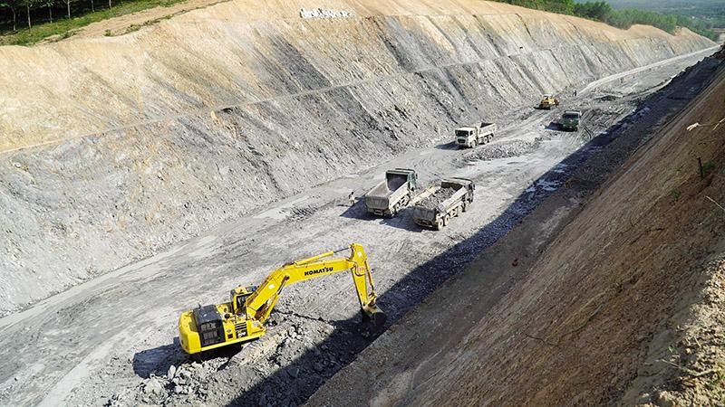 Thi công Dự án cao tốc Bắc - Nam đoạn Cam Lộ - La Sơn. Ảnh: A.M Thi công Dự án cao tốc Bắc - Nam đoạn Cam Lộ - La Sơn. Ảnh: A.M