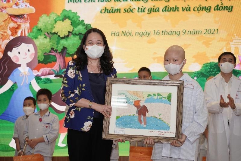 Đại diện bệnh nhi tặng tranh đến Phó Chủ tịch nước Võ Thị Ánh Xuân. Đây là bức tranh bé Chu Ánh Tuyết thực hiện khi tham gia cuộc thi “Vì một Việt Nam tất thắng" dành cho trẻ em ung thư và các trẻ em yếu thế. Đại diện bệnh nhi tặng tranh đến Phó Chủ tịch nước Võ Thị Ánh Xuân. Đây là bức tranh bé Chu Ánh Tuyết thực hiện khi tham gia cuộc thi “Vì một Việt Nam tất thắng" dành cho trẻ em ung thư và các trẻ em yếu thế.