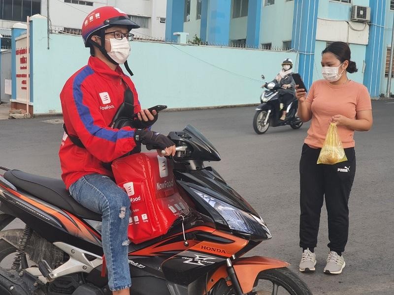 shipper được phép hoạt động liên quận từ 6h - 21h hàng ngày với điều kiện đảm bảo an toàn phòng, chống dịch và xét nghiệm mẫu gộp 3 người, tần suất 2 ngày/lần (ảnh: Lê Toàn) shipper được phép hoạt động liên quận từ 6h - 21h hàng ngày với điều kiện đảm bảo an toàn phòng, chống dịch và xét nghiệm mẫu gộp 3 người, tần suất 2 ngày/lần (ảnh: Lê Toàn)