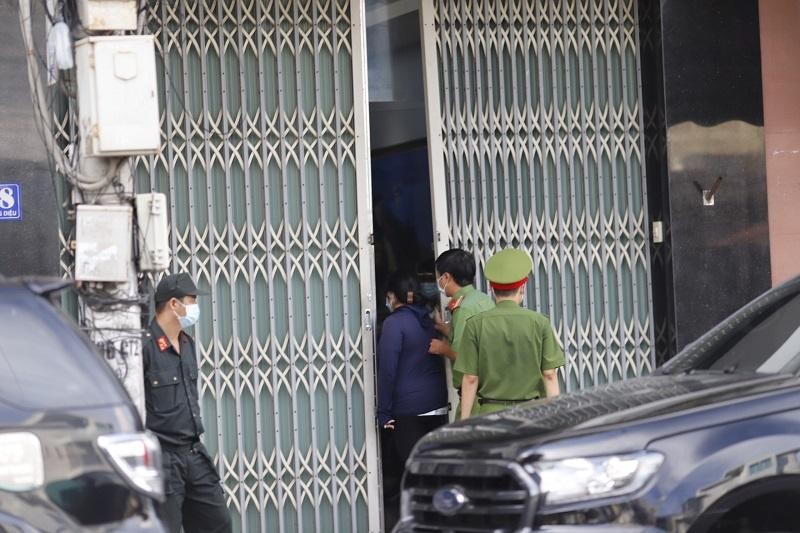 Cơ quan Cảnh sát điều tra Công an tỉnh Khánh Hòa thực hiện khám xét chỗ ở của ông Lê Văn Dẽ. Ảnh: P.V Cơ quan Cảnh sát điều tra Công an tỉnh Khánh Hòa thực hiện khám xét chỗ ở của ông Lê Văn Dẽ. Ảnh: P.V