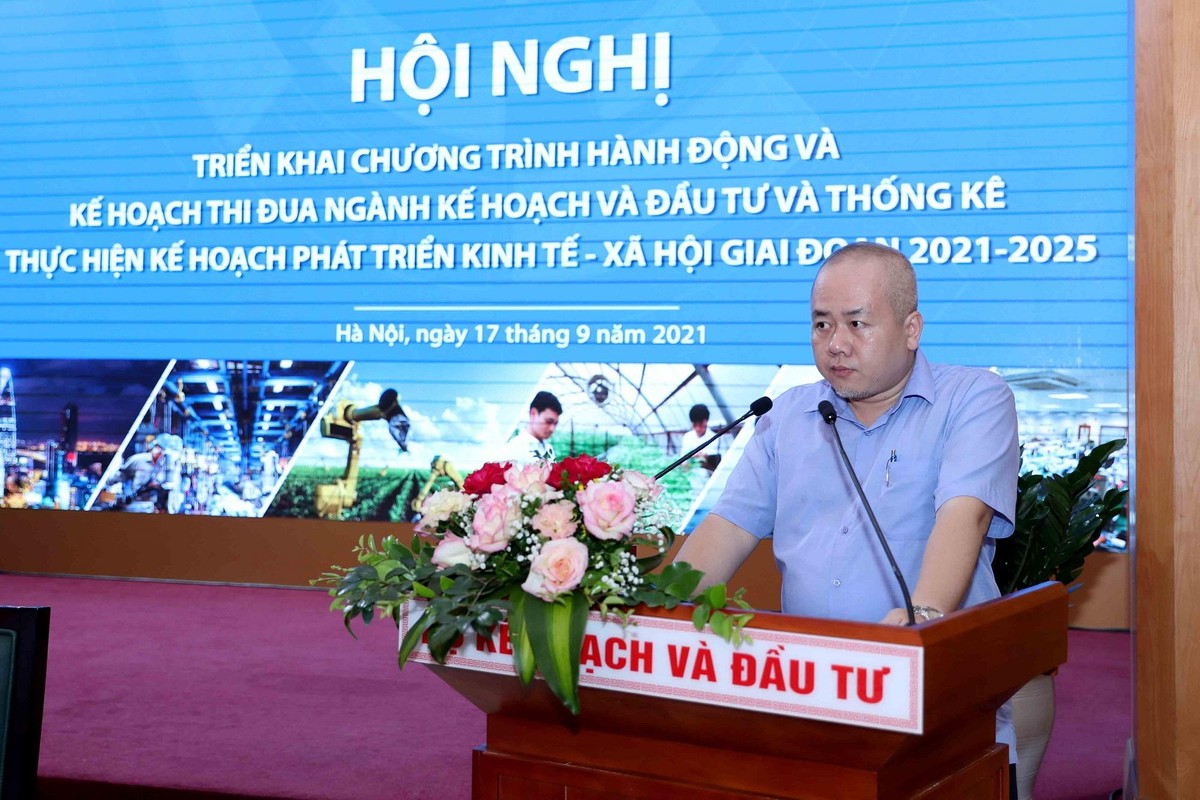 Vụ trưởng Vụ Tổng hợp kinh tế quốc dân Đỗ Thành Trung trình bày báo cáo về Chương trình hành động của Bộ Kế hoạch và Đầu tư Vụ trưởng Vụ Tổng hợp kinh tế quốc dân Đỗ Thành Trung trình bày báo cáo về Chương trình hành động của Bộ Kế hoạch và Đầu tư