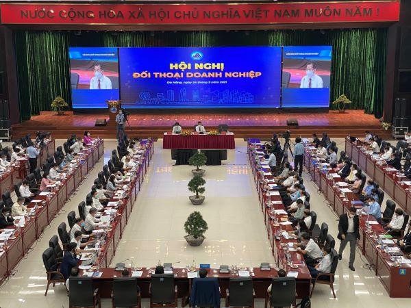 Đối thoại có sự tham gia của 150 đại diện doanh nghiệp trực tiếp tại Hội trường và 350 doanh nghiệp gián tiếp bằng hình thức trực tuyến Đối thoại có sự tham gia của 150 đại diện doanh nghiệp trực tiếp tại Hội trường và 350 doanh nghiệp gián tiếp bằng hình thức trực tuyến