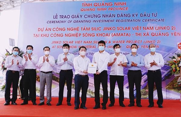 Lãnh đạo BQL Khu Kinh tế Quảng Ninh trao giấy chứng nhận đăng ký đầu tư cho đại diện Công ty TNHH Công nghệ Jinko Solar Việt Nam Lãnh đạo BQL Khu Kinh tế Quảng Ninh trao giấy chứng nhận đăng ký đầu tư cho đại diện Công ty TNHH Công nghệ Jinko Solar Việt Nam