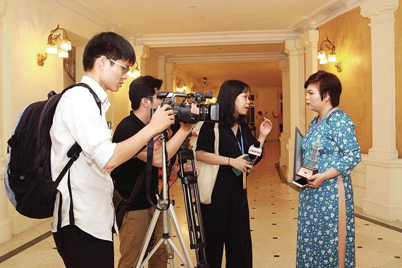 Báo chí phỏng vấn phóng viên Báo Đầu tư đạt giải báo chí quốc gia Báo chí phỏng vấn phóng viên Báo Đầu tư đạt giải báo chí quốc gia