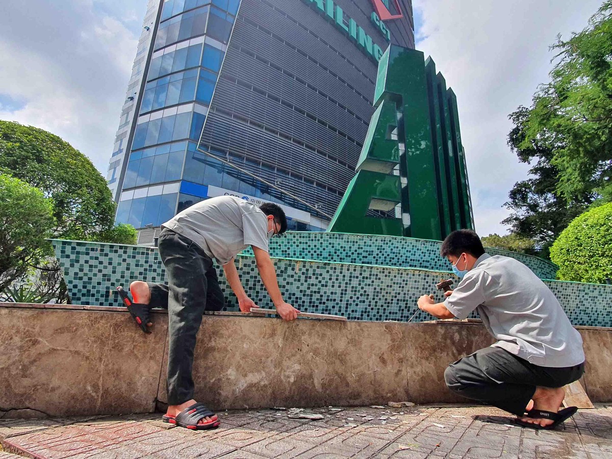 Các tòa nhà văn phòng cải tạo lại để chuẩn bị đi vào hoạt động. Các tòa nhà văn phòng cải tạo lại để chuẩn bị đi vào hoạt động.
